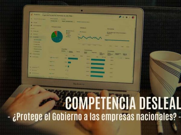 foto-de-una-persona-frente-a-una-laptop-analizando-datos-con-el-titulo-de-competencia-desleal-de-fondo